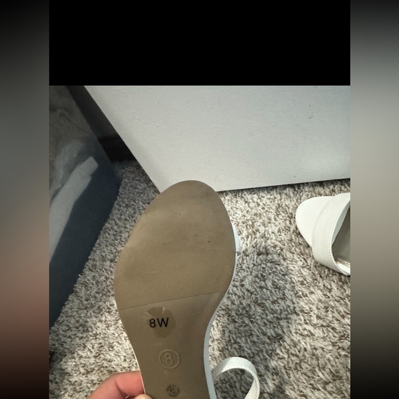 White sandals with thick block heel. Size 8 wide. Worn once. Great condition! - Picture 4 of 4